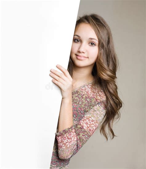 Jeune Brunette Magnifique De L Adolescence Avec Le Signe Blanc Photo Stock Image Du
