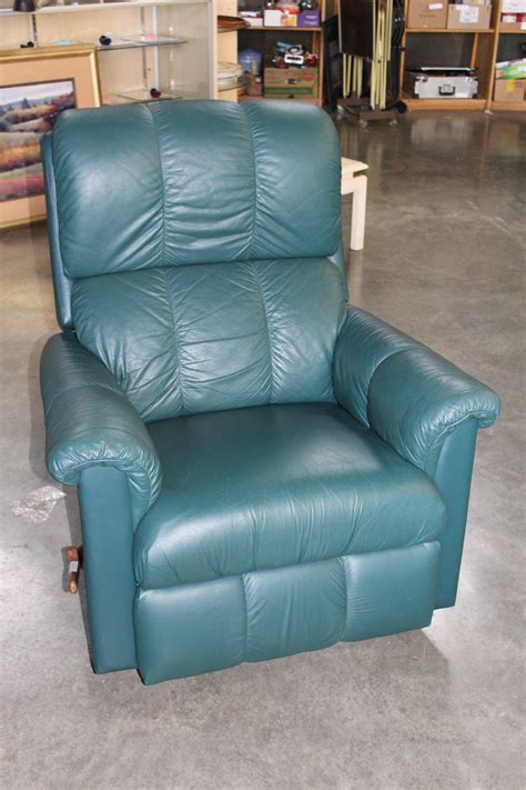 GREEN LEATHER LAZY BOY RECLINER