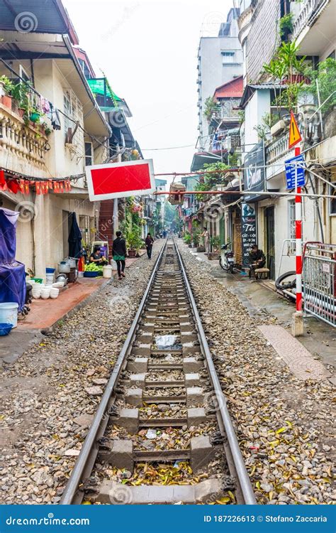 Hanoi Vietnam De Janeiro De Rua De Trem De Hanoi Foto De Stock