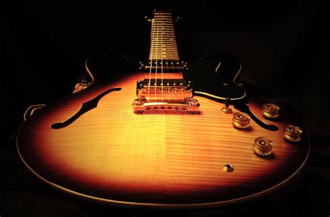 Guitarra El Ctrica Roja Con Seis Cadenas Foto De Archivo Imagen De