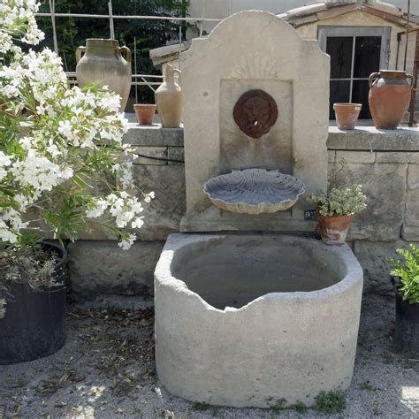 Cette fontaine de jardin en matériaux anciens est unique Une sortie d