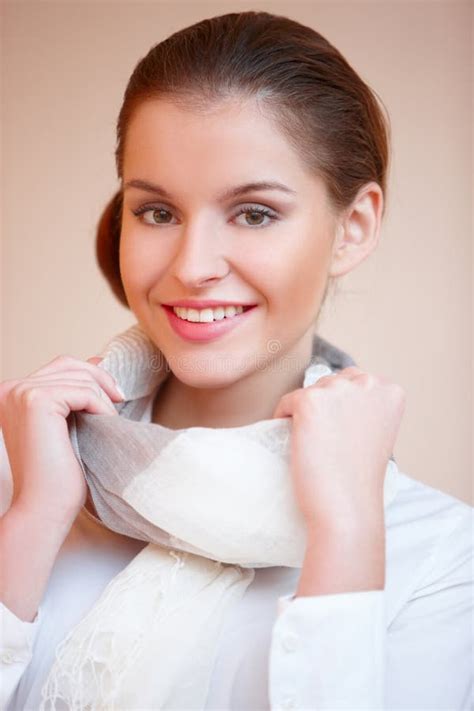 Jeune Femme Sexy De Brunette Dans La Chemise Blanche Photo Stock Image Du Femelle Fond 22134890