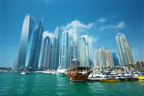 Arranha Céus Do Porto De Dubai E Porto Com Iate Luxuosos Dubai