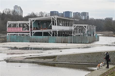 Klub na Fali nadal nad Wartą bez zgody miasta Kiedy rozpocznie się