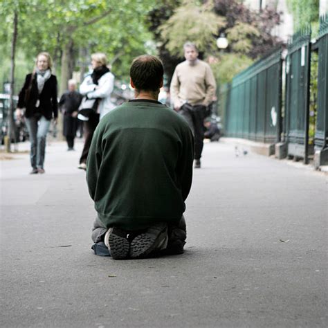 Homme à Genoux De Dos Banque Dimages Et Photos Libres De Droit Istock