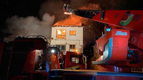 Un incendio en Cabrillanes destruye una casa y deja daños en otra