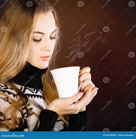 Mooie Blonde Jonge Vrouw Het Drinken Koffie Stock Foto Image Of Cappuccino Volwassen