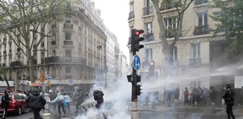 Reprimen congregación en París prohiben manifestaciones a favor de