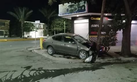 Joven conductor impacta su vehículo contra un poste en Gómez Palacio