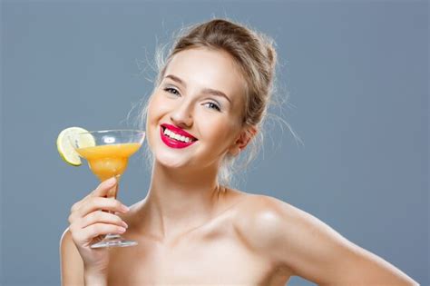 Belle Femme Blonde Souriante Tenant Un Cocktail Photo Gratuite