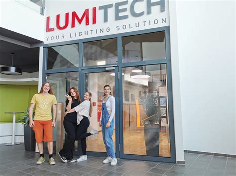 NaWi Schüler innen erkunden LED Lichtlösungen Exkursion zur Firma