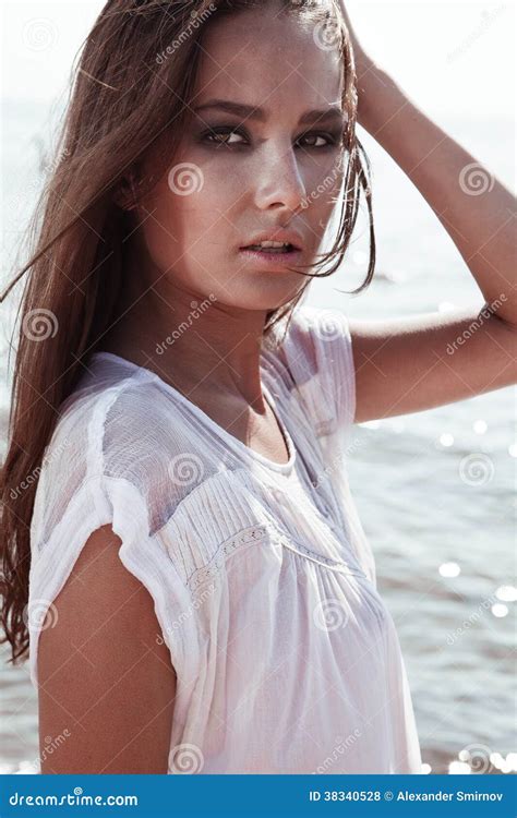 Jong Sexy Brunette Op Het Strand Stock Foto Image Of Rust Kust