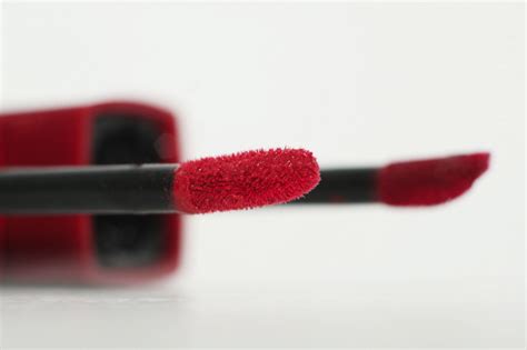 Souchka Rouge Édition Velvet de Bourjois Hot Pepper et Grand Cru Des pétales de roses sur