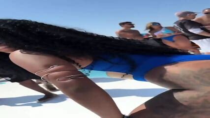 Sexy Ebony Babe Shaking Her Twerking BigAss