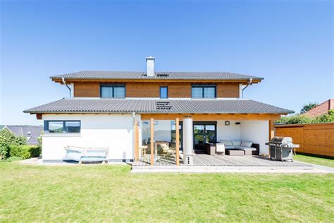 Holzhaus mit versetztem Pultdach moderne Holzhäuser mit ROREI bauen