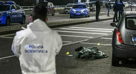 Milano Aggredisce Passanti Per Strada Armato Di Coltello Ucciso Dalla