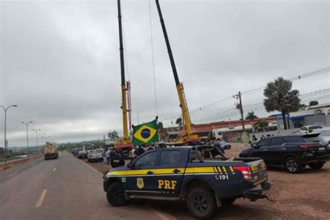 Manifestantes Bolsonaristas Liberam Trecho Da Br Em Rio Verde Go