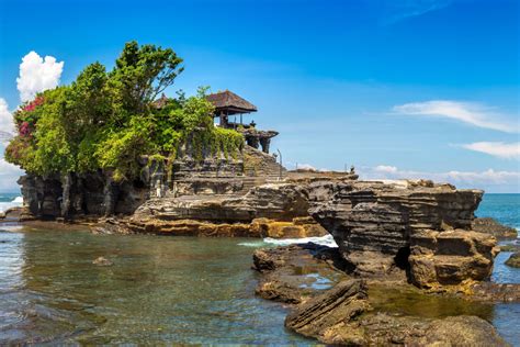 Tourists At Bali S Tanah Lot Temple Given Important Advice About Taking