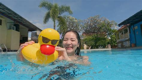 Mignonne Fille Souriante En Bikini Noir Joue Et éclabouille Sur L eau Bleue Avec Canard