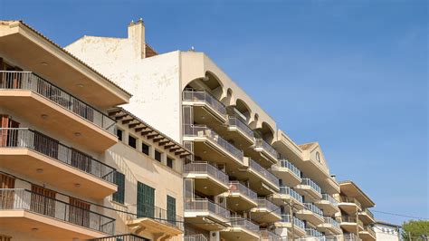 Der Tag Mann St Rzt Auf Mallorca Vom Hotel Balkon Und Stirbt N Tv De