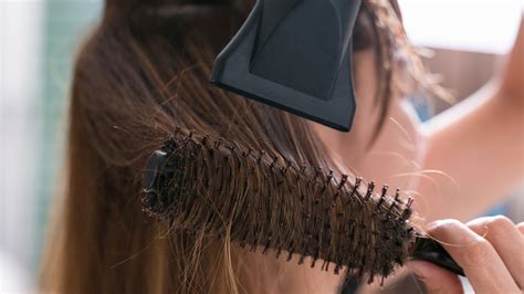 how to round brush hair
