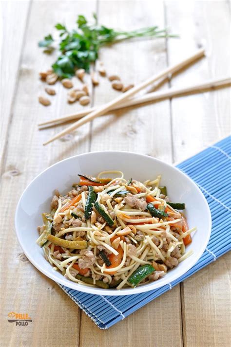 Noodles Con Carne E Verdure Saltate In Padella Pelle Di Pollo