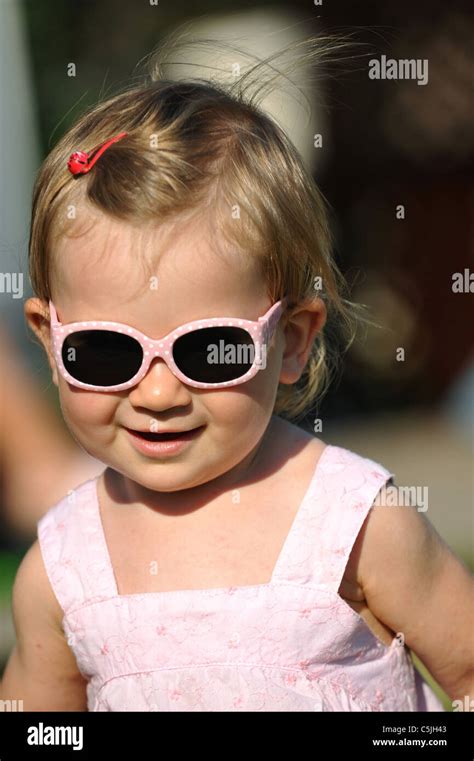 Petite fille blonde riant Banque de photographies et dimages à haute résolution Alamy