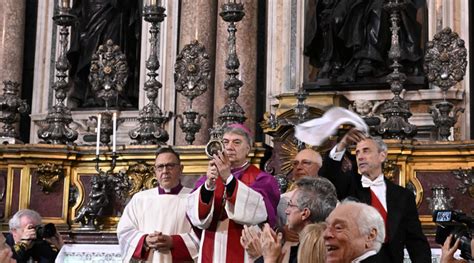 Napoli Si Rinnova Il Miracolo Della Liquefazione Del Sangue Di San