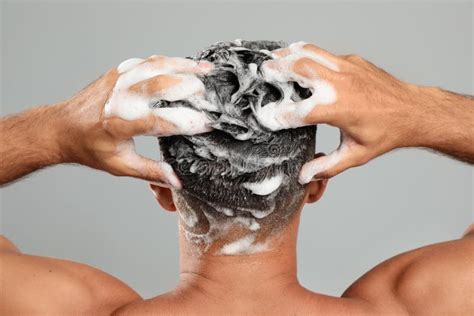 Homem Lavando O Cabelo Enquanto Toma Banho De Fundo Preto Foto De Stock