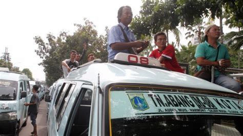 Sopir Angkot Tanah Abang Demo Lagi