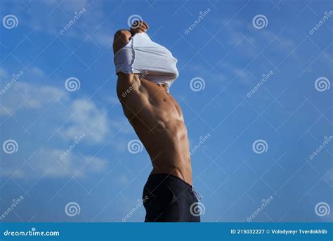 Concepto Cuerpo Gay Hombre Musculoso Sexy Desnudarse En El Fondo Del Cielo Chico Modelo Atleta