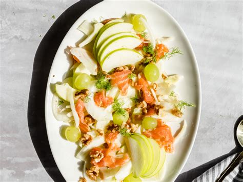 Venkelsalade Met Gerookte Zalm Appel Druif En Walnoten