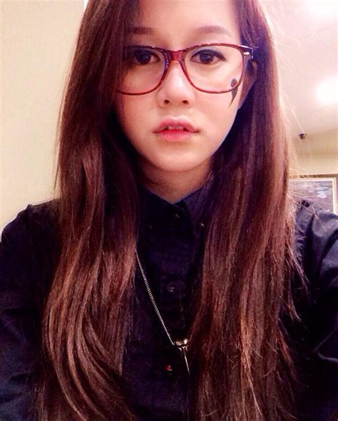 Những bờ môi cong hờ hững của hot girl Việt