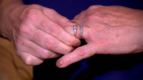 Ny Sanitation Crew Finds Woman S Lost Wedding Rings After Digging Through 6 Tons Of Garbage