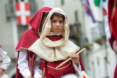 Palio Di Asti Tanti Applausi Ed Emozioni Per La Sfilata In Costume Dei