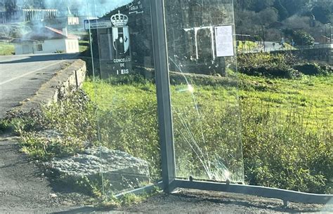 Vandalismo En Meis Causan Destrozos En Un Parque En Una Marquesina Y