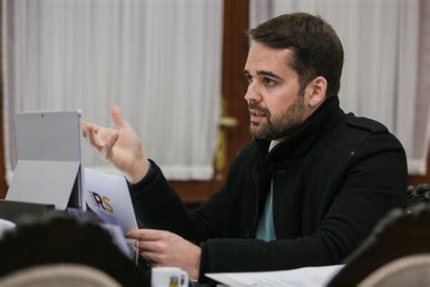 Andréia Sadi Huck e famosos elogiam governador Eduardo Leite ao se assumir gay A Gazeta