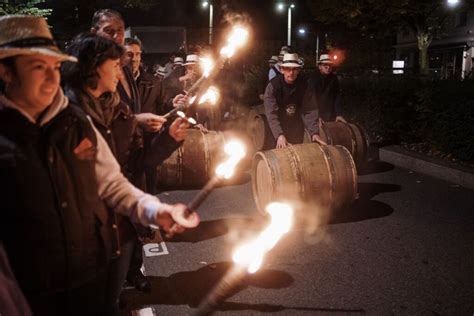 En Images L Arriv E En Fanfare Du Beaujolais Nouveau Tribune De