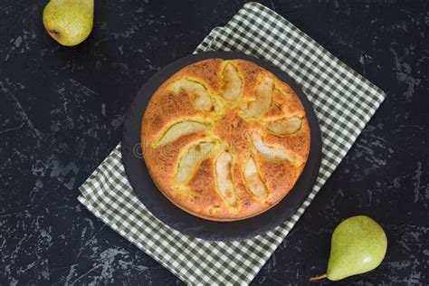 Tarta De Pera Casera En Una Mesa Negra Con Peras En El Fondo Foto De