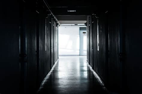 Kostenlose foto Licht Schwarz und weiß Tunnel U Bahn Halle