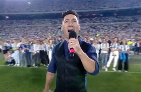 Un cordobés cantó el himno nacional en el partido Argentina Panamá y