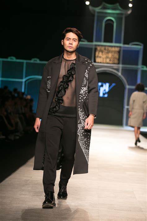 Hot girl Hà Lade tái xuất sàn catwalk Hoàng Thùy làm vedette trong đêm diễn thứ của Vietnam