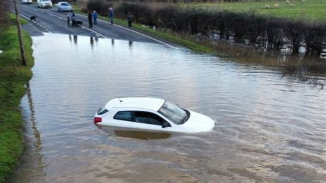 Lincolnshire flooding: Drivers warned of dangers after car submerged