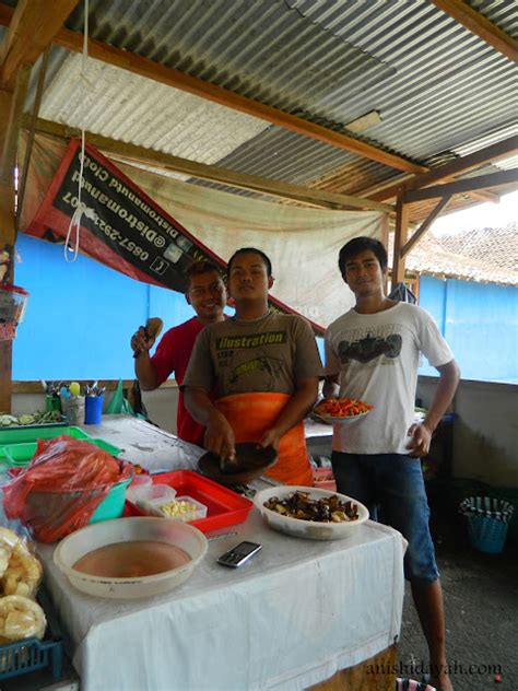 Sangpetualang Ayam Geprek Mas Kobis Sambal Bawangnya Istimewa