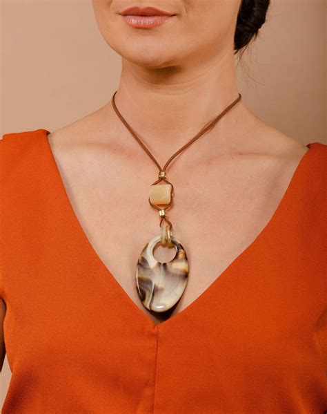 Colar Fio em Couro Cubos e Gota em Acrílico Nude Ref AC Biquínis Anna Carol