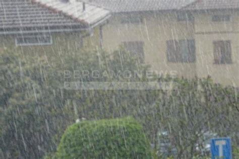 Pioggia Vento E Grandine Temporale Primaverile In Bergamasca