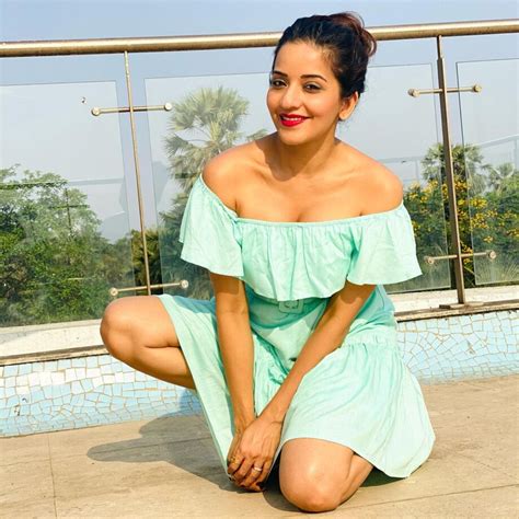 Bhojpuri Babe Monalisas Top Strapless Outfits