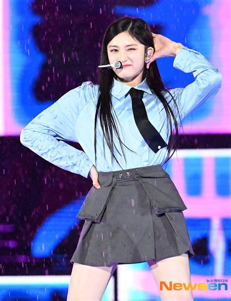아이브 이서, ‘무릎 상처’에도 프로 답게 아찔한 빗속 공연 소화 [포토엔HD 스토리] - 손에 잡히는 뉴스 눈에 보이는 뉴스