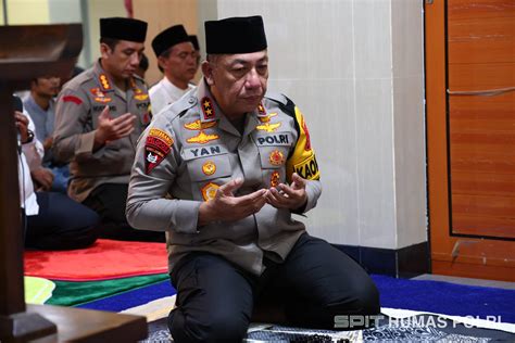 Safari Ramadan H Kapolda Kepri Pimpin Salat Magrib Dan Buka