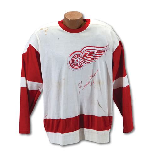 Vintage Gordie Howe jersey nears $70,000 mark